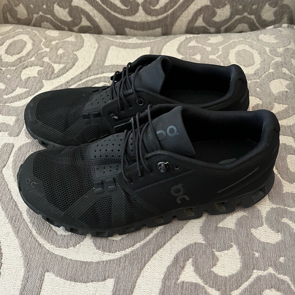 On cloud Cloud running shoe. Black - Worn only a few times.